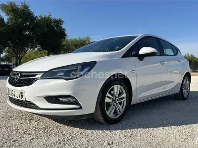 Usado Opel Astra Selective 105 CV (77 kW) 2017 Blanco Berlina