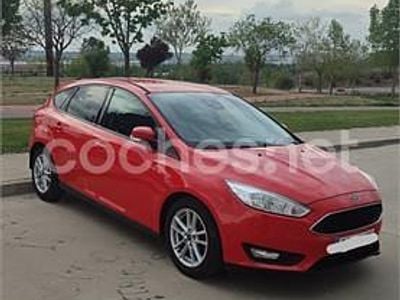 Usado Ford Focus Trend 125 CV (91 kW) 2015 Rojo Berlina