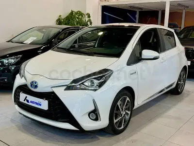 Usado Toyota Yaris Hybrid Advance 100 CV (73 kW) 2019 Blanco Berlina