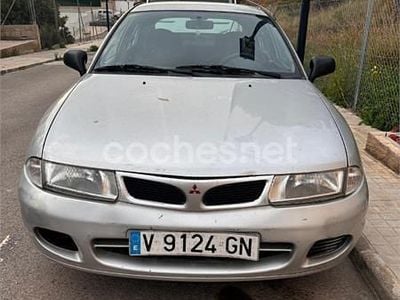 Usado Mitsubishi Carisma 100 CV (73 kW) 1999 Gris / plata Berlina