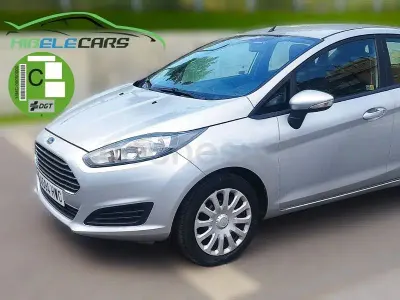 Usado Ford Fiesta Trend 82 CV (60 kW) 2014 Gris / plata Utilitario