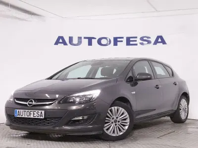Usado Opel Astra Excellence 110 CV (80 kW) 2014 Gris