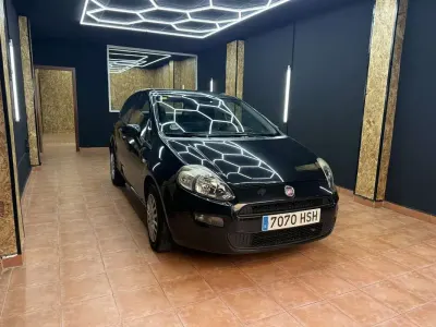 Używany Fiat Punto Easy 75 KM (55 kW) 2013 Czarny Hatchback