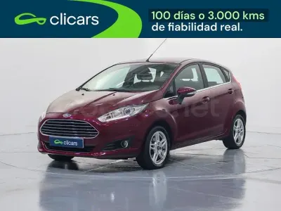 Usado Ford Fiesta Titanium 95 CV (69 kW) 2015 Rojo Utilitario