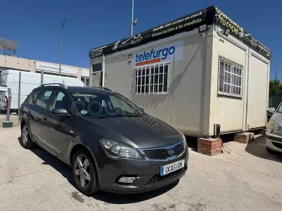 Usado Kia Ceed Sportswagon 110 CV (80 kW) 2013 Gris / plata Familiar