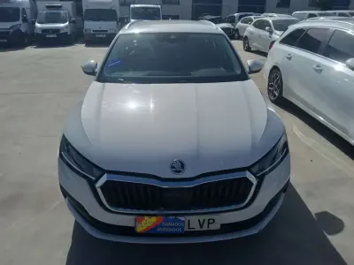 Usado Skoda Octavia Ambition 110 CV (80 kW) 2021 Blanco Familiar