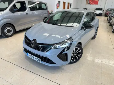 Usado Renault Clio Techno 90 CV (66 kW) 2025 Gris Utilitario
