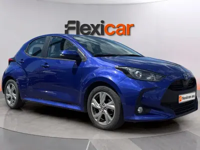 Usado Toyota Yaris Hybrid Active 92 CV (67 kW) 2025 Azul Berlina
