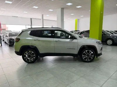 Usado Jeep Compass Limited 130 CV (95 kW) 2023 Gris / plata SUV