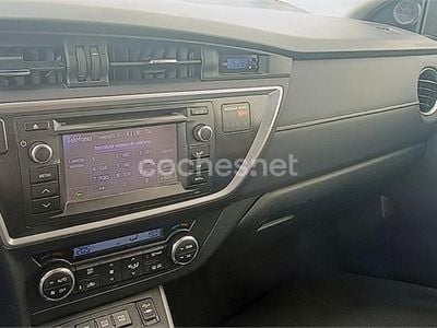 Käytetty Toyota Auris Hybrid Advance 136 HP (100 kW) 2013 Harmaa Sedan