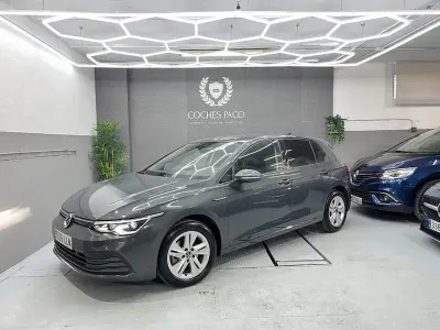 Usado VW Golf VIII Life 130 CV (95 kW) 2021 Gris / plata Berlina