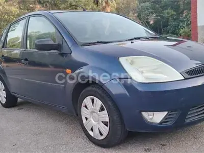 Usado Ford Fiesta Ghia 80 CV (58 kW) 2004 Azul Utilitario