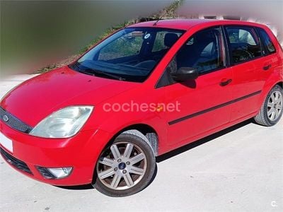 Usado Ford Fiesta Ghia 68 CV (50 kW) 2004 Rojo Utilitario