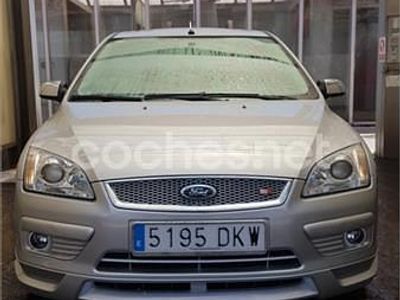 Gris / plata Usado 2005 Ford Focus Sport Berlina | 7999 €