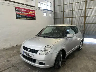 Usado Suzuki Swift GLX 92 CV (67 kW) 2005 Gris / plata Utilitario