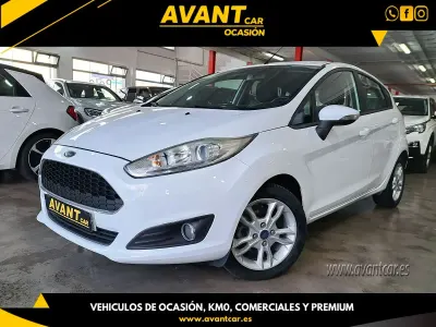 Usado Ford Fiesta Trend 75 CV (55 kW) 2016 Blanco Berlina