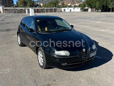 Negro Usado 2002 Alfa Romeo 147 Distinctive Utilitario | 2500 €