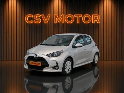 Usado Toyota Yaris Active 99 CV (72 kW) 2021 Gris Utilitario