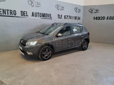 Usado Dacia Sandero Comfort 90 CV (66 kW) 2019 Gris / plata Berlina