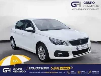 Usado Peugeot 308 Active 100 CV (73 kW) 2020 Blanco Berlina