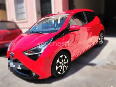 Usado Toyota Aygo X-clusiv 72 CV (52 kW) 2020 Rojo Utilitario