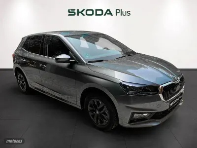 Usado Skoda Fabia Selection 115 CV (84 kW) 2025 Gris / plateado Utilitario