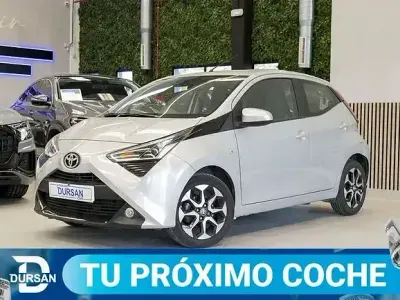 Usado Toyota Aygo X-play 72 CV (52 kW) 2021 Gris claro Utilitario