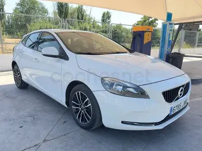 Usado Volvo V40 Momentum 150 CV (110 kW) 2017 Blanco Berlina