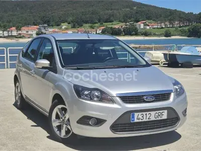 Usado Ford Focus Trend 109 CV (80 kW) 2009 Gris / plata Berlina