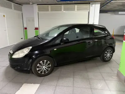Usado Opel Corsa Cosmo 85 CV (62 kW) 2010 Negro Utilitario