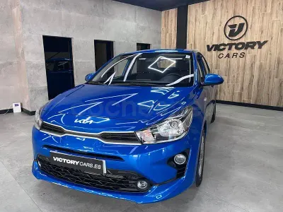 Usado Kia Rio 100 CV (73 kW) 2023 Azul Berlina