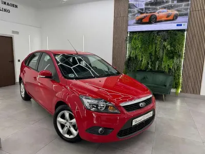 Usado Ford Focus Trend 90 CV (66 kW) 2010 Rojo Utilitario