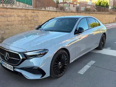 Usado Mercedes E220 197 CV (144 kW) 2025 Gris / plata Berlina