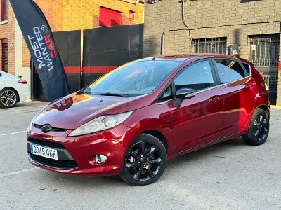 Usado Ford Fiesta Ghia 96 CV (70 kW) 2010 Granate Berlina