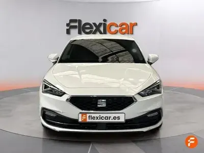 Usado Seat Leon Style 130 CV (95 kW) 2021 Blanco Berlina