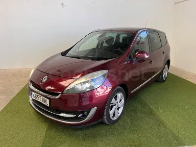 Usado Renault Grand Scénic III Privilege 130 CV (95 kW) 2012 Granate Monovolumen
