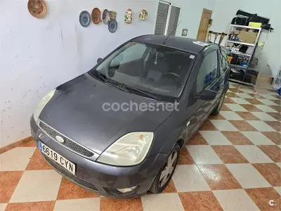 Usado Ford Fiesta Ambiente 68 CV (50 kW) 2004 Azul Utilitario