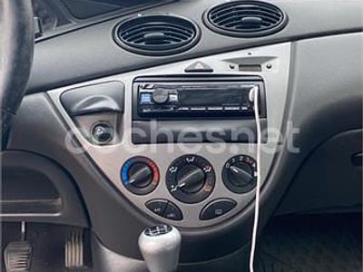 Usado Ford Focus Trend 90 CV (66 kW) 2001 Gris / plata Berlina