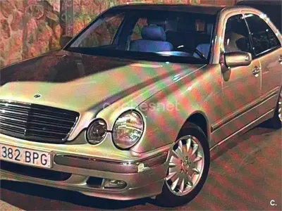 Usado Mercedes E220 Elegance 143 CV (105 kW) 2001 Gris / plata Berlina