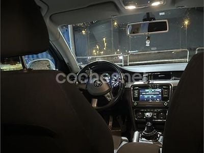 Usado Skoda Superb Active 140 CV (102 kW) 2014 Gris / plata Familiar