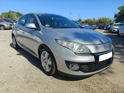 Usado Renault Mégane Authentique 90 CV (66 kW) 2012 Gris / plata Berlina