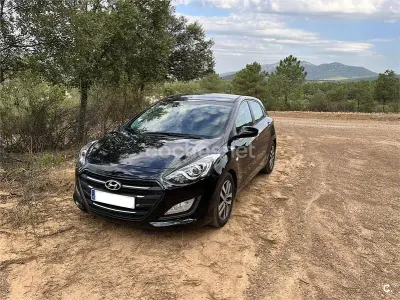 Usado Hyundai i30 110 CV (80 kW) 2015 Negro Berlina