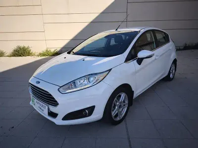Usado Ford Fiesta Titanium 100 CV (73 kW) 2015 Blanco Utilitario