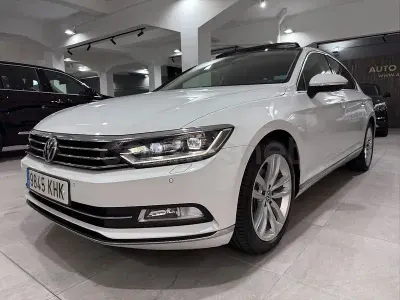 Używany VW Passat Sportline 180 KM (132 kW) 2018 Biały Sedan/Limuzyna