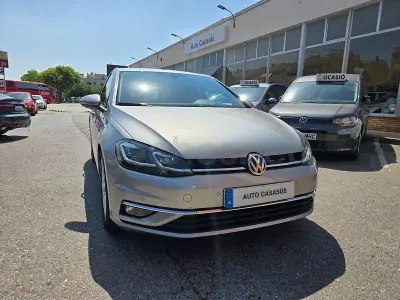 Usado VW Golf VII Advance 125 CV (91 kW) 2018 Gris / plata Berlina