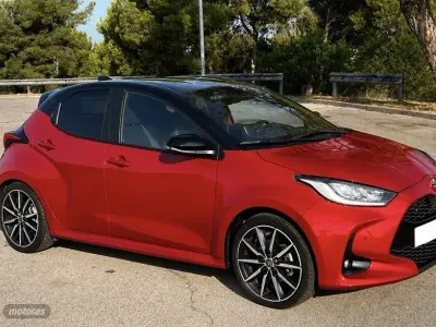 Usado Toyota Yaris Plus 131 CV (96 kW) 2026 Rojo Utilitario