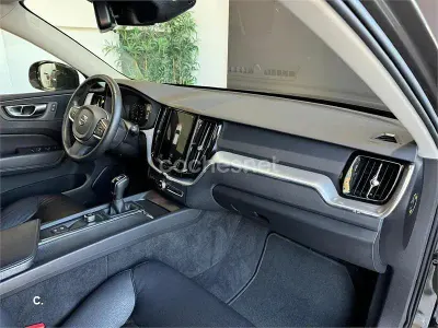 Usado Volvo XC60 Momentum 150 CV (110 kW) 2019 Gris / plata SUV