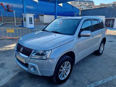 Usado Suzuki Grand Vitara 140 CV (102 kW) 2010 Gris / plata SUV
