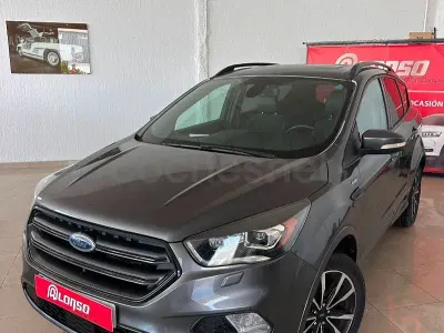 Usado Ford Kuga ST-Line 150 CV (110 kW) 2017 Gris / plata SUV