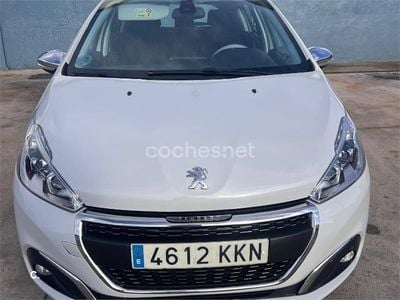 Usado Peugeot 208 Allure 100 CV (73 kW) 2018 Blanco Utilitario